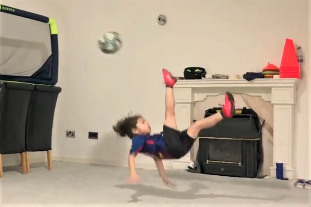 Cau be 6 tuoi tung nguoi moc bong khien Messi than phuc hinh anh