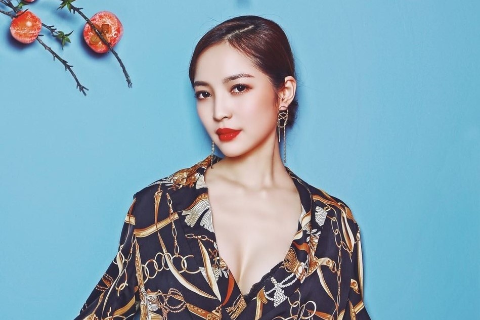 Nhan sac nu trong tai billiards thu hut su chu y o Trung Quoc hinh anh