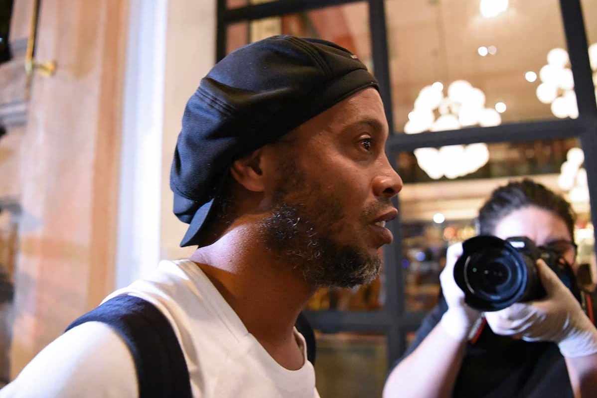 Ronaldinho doi choi bong khi bi quan thuc tai khach san hinh anh