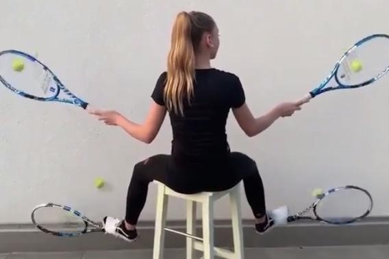 Tay vot 14 tuoi dap tra thu thach cua Roger Federer hinh anh