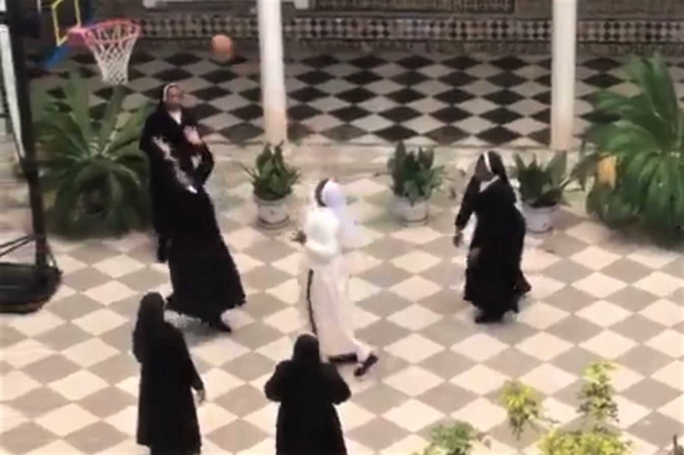 Hon 2 trieu luot xem cac nu tu choi bong ro tai Tay Ban Nha hinh anh