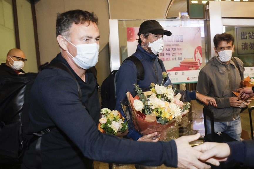 Cau thu Vu Han lan dau ve nha sau hon 3 thang hinh anh