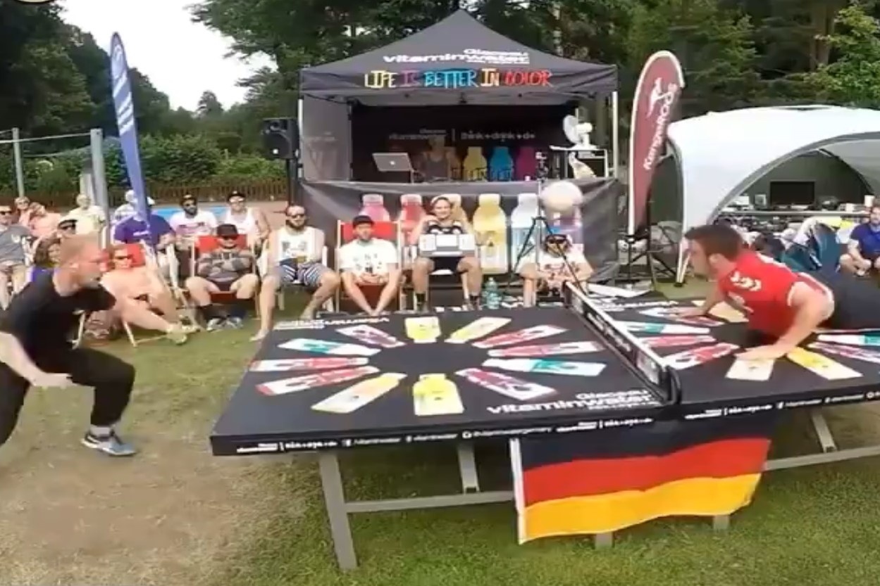 Tran dau bong ky la tai Duc hinh anh