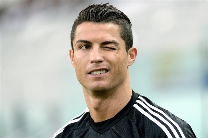 Ronaldo duoc goi y mua quyen dat ten san Camp Nou, doi thanh CR7 hinh anh