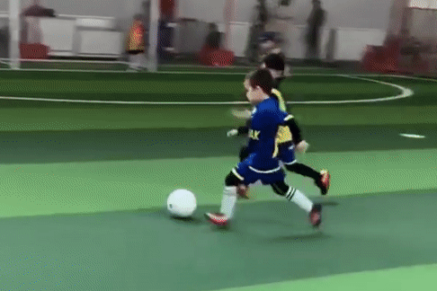 Gan 8 trieu luot xem cau be 6 tuoi Trung Quoc di bong nhu Messi hinh anh