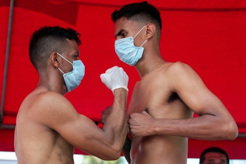 tay dam deo khau trang anh 1