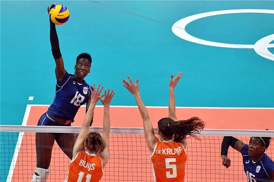 Nhung pha dap uy luc cua nu VDV bat cao nhat lich su bong chuyen hinh anh