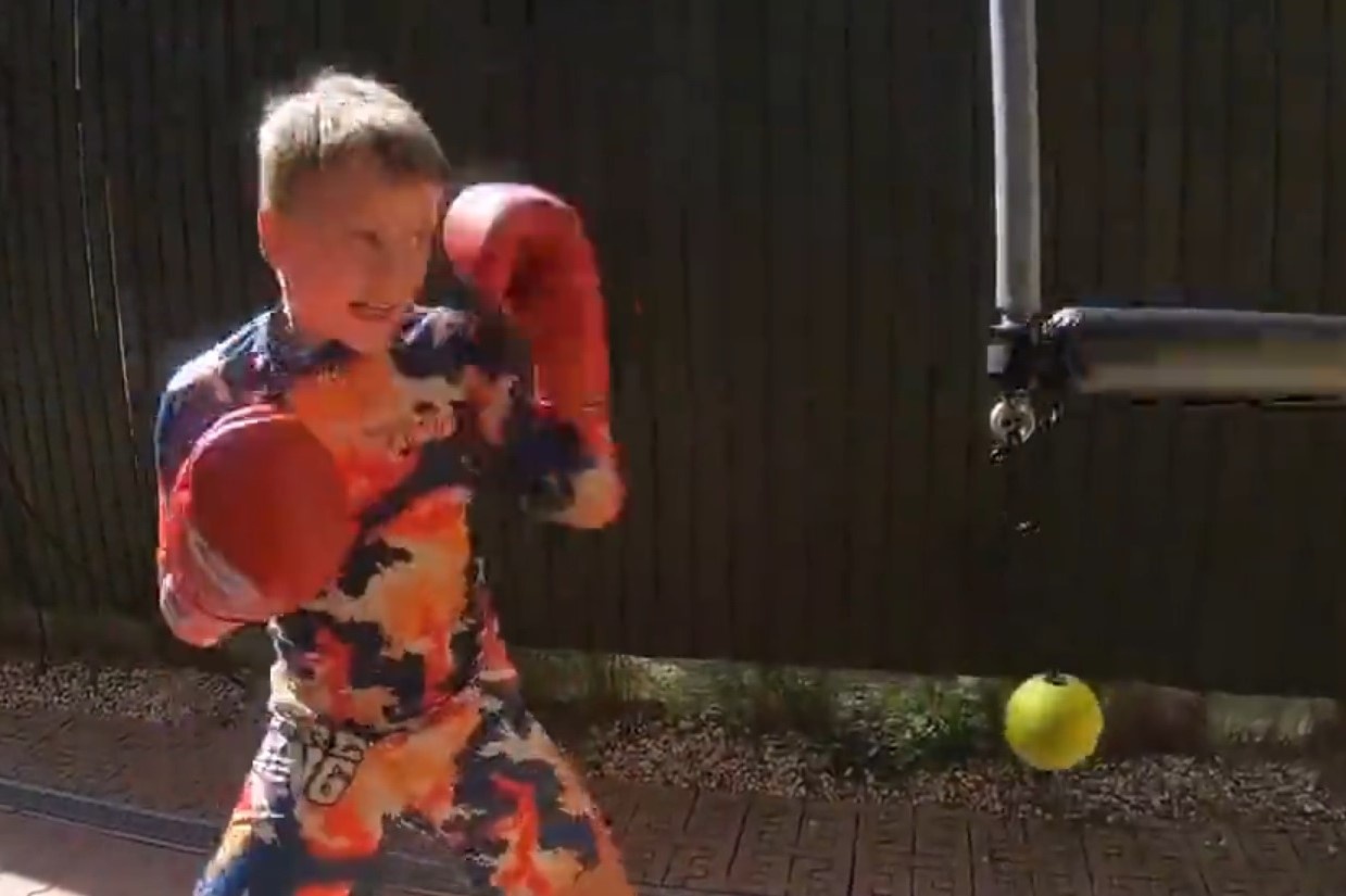 Cau be 9 tuoi the hien ky nang ra don va phan xa an tuong hinh anh