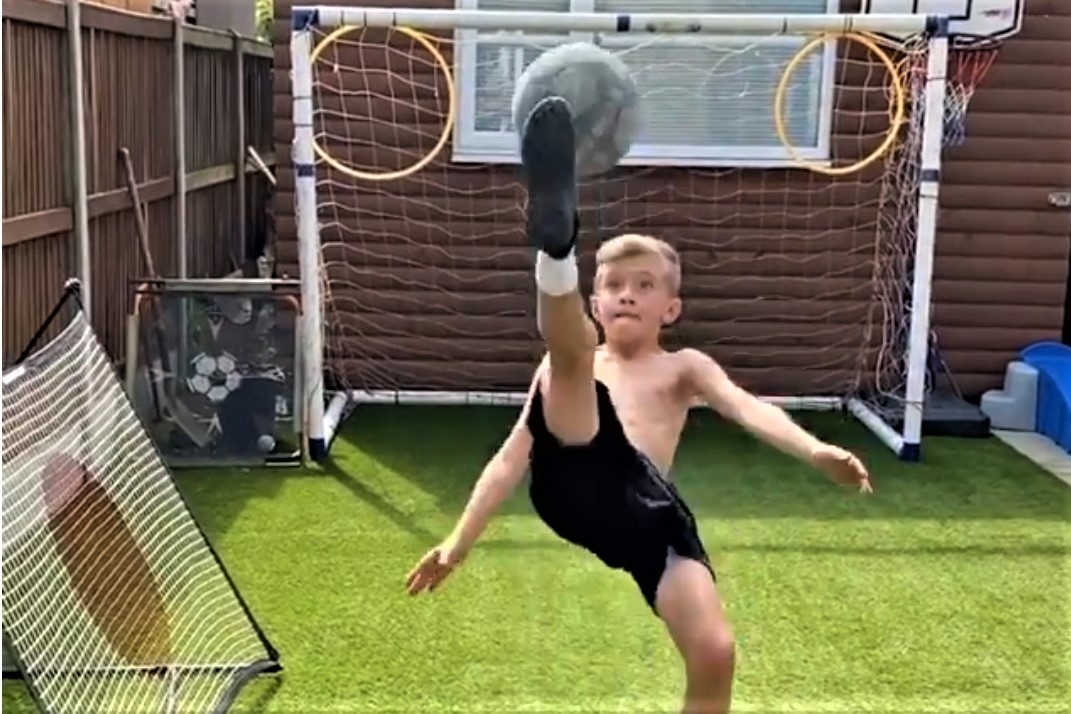 FIFA than phuc ky nang choi bong cua cau be 8 tuoi hinh anh