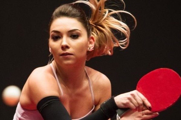 Tay vot nu mac vay 2 day thi dau hinh anh