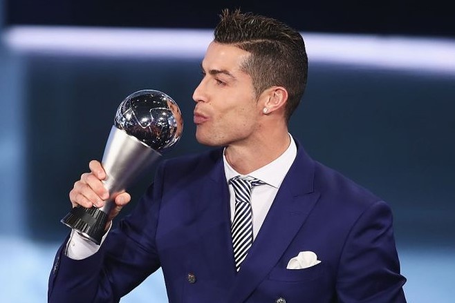 Ronaldo, Messi het co hoi nhan giai FIFA The Best 2020 hinh anh