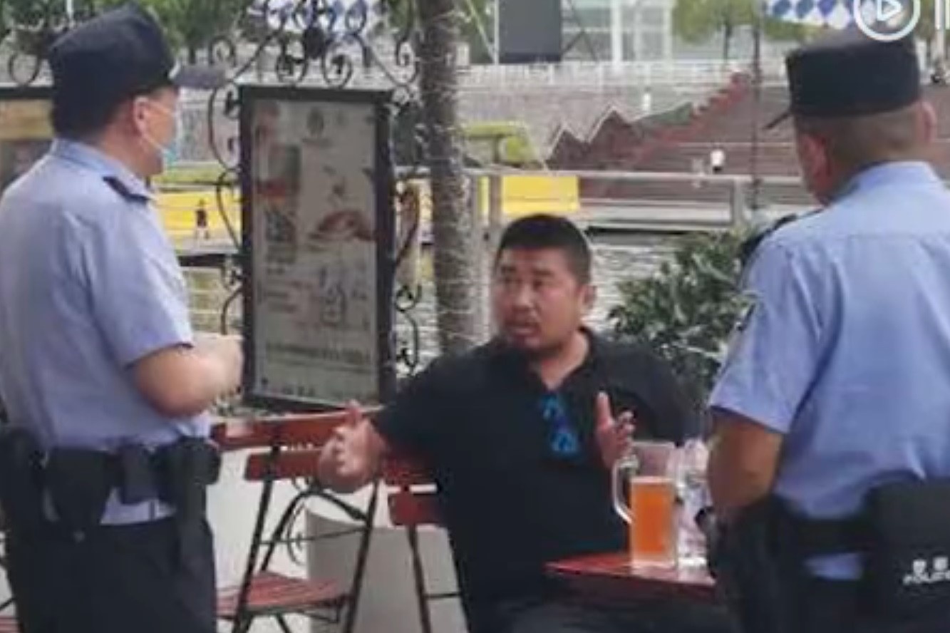 Tu Hieu Dong bi canh sat kiem tra trong luc ngoi doi Nhat Long hinh anh