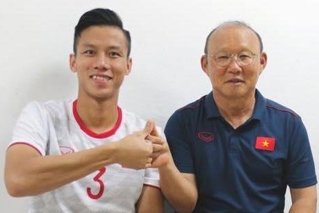 HLV Park can dan Que Ngoc Hai uong it bia trong ngay sinh nhat hinh anh