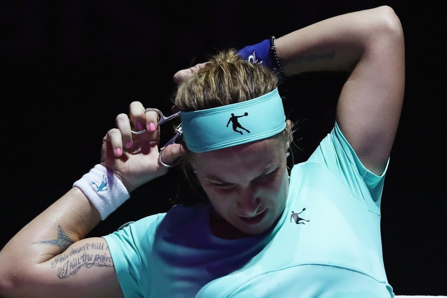 Cuu so 2 the gioi cat duoi toc khi dang thi dau hinh anh