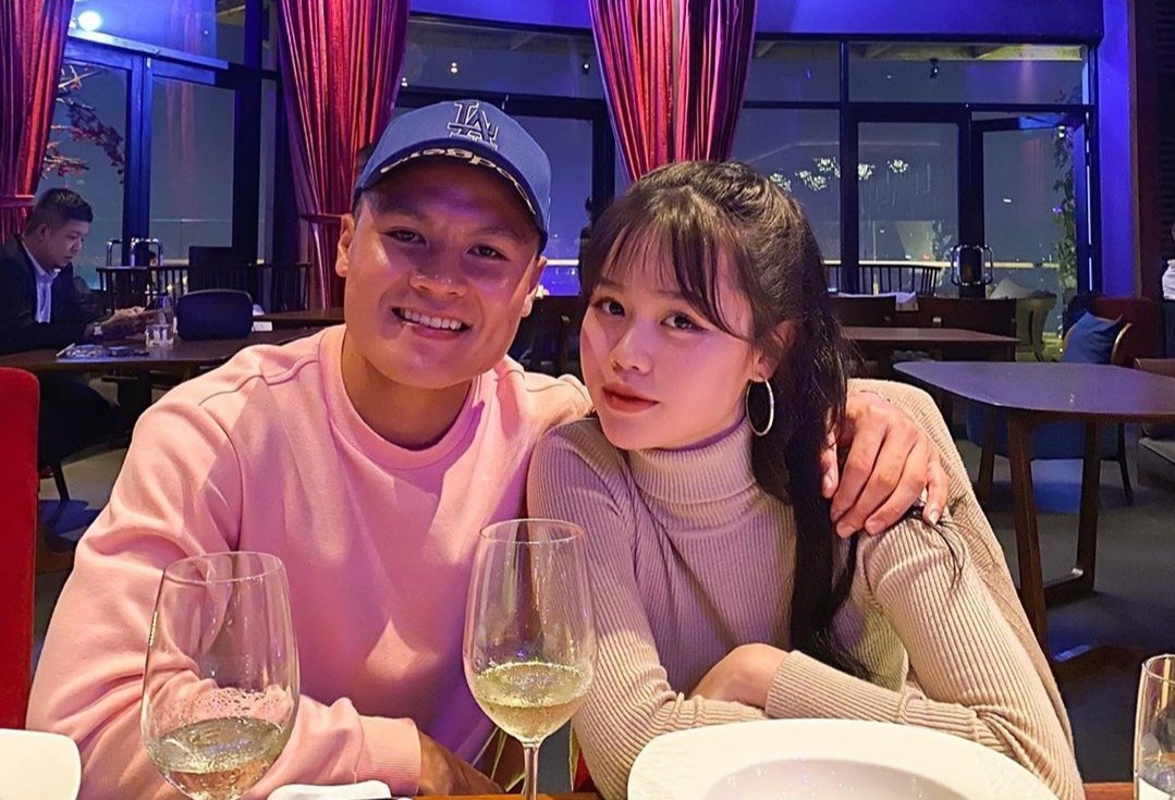 Quang Hai di thu vest cung ban gai Huynh Anh hinh anh