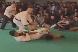 Tu Hieu Dong dap tay xin hang trong tran dau tien cua su nghiep hinh anh