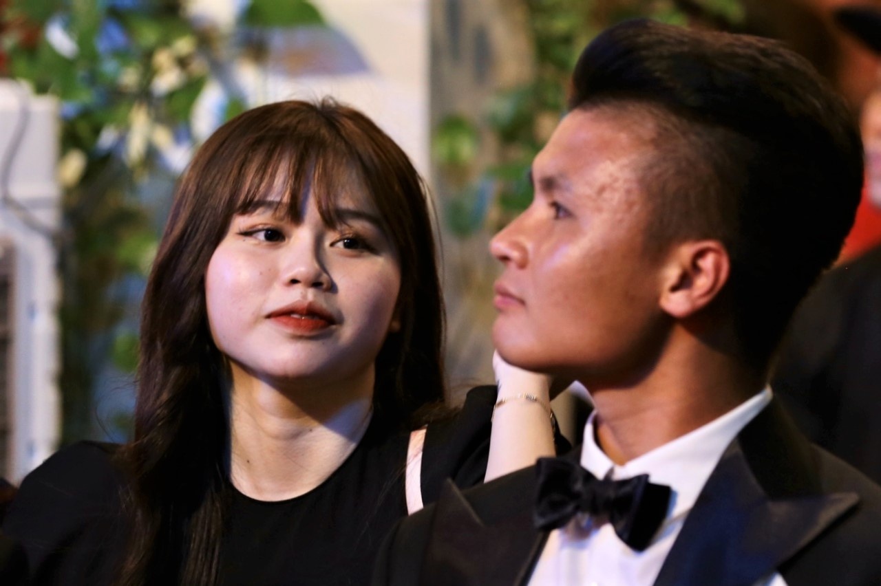 Huynh Anh chuc mung Quang Hai gianh Qua bong bac Viet Nam hinh anh