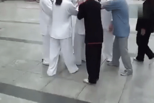 Nu vo su truyen dien tung bi truc xuat vi dien lo hinh anh