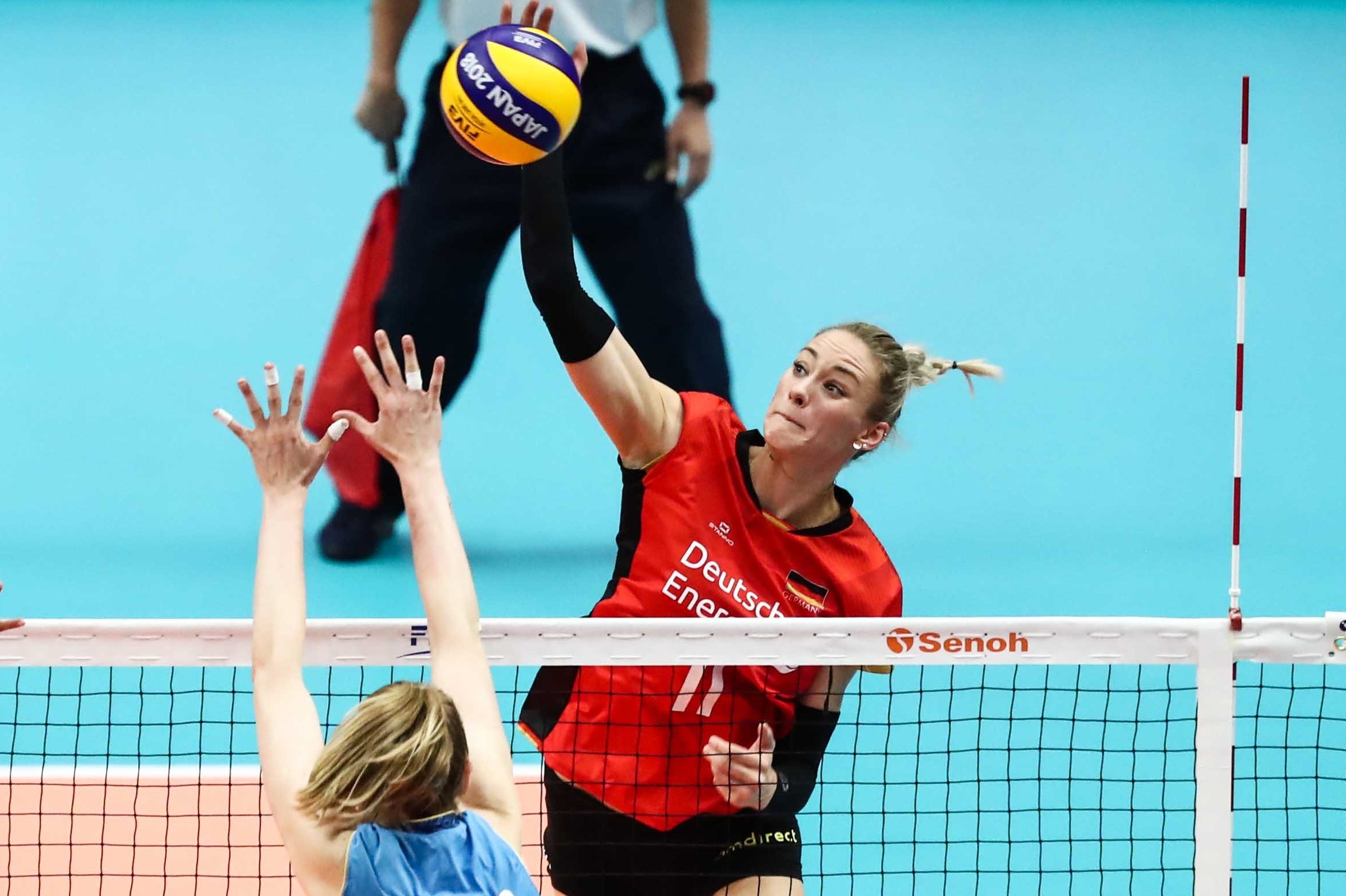 Nhung pha dap uy luc cua hoa khoi bong chuyen Duc hinh anh