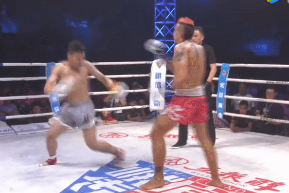 Tuyet ky knock-out doi thu cua 'De nhat Thai Cuc' hinh anh