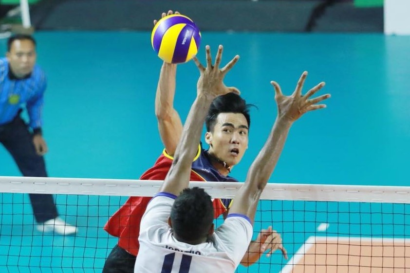 HLV Trung Quoc dan dat tuyen bong chuyen nam Viet Nam hinh anh