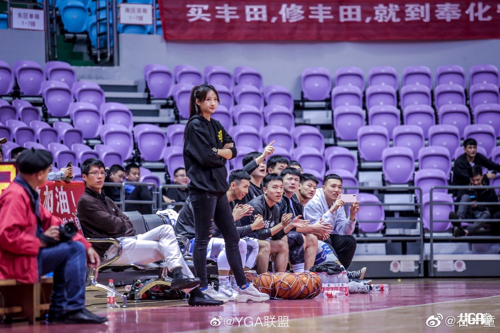 nguoi dep bong ro danh nhau anh 9