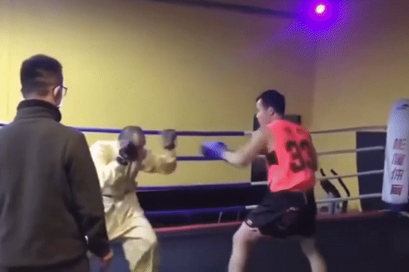 Vo su gio tay xin hang nhung an mung khi duoc xu hoa hinh anh