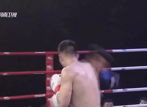 Au Duong Phong tung cu dam khien doi thu loang choang hinh anh