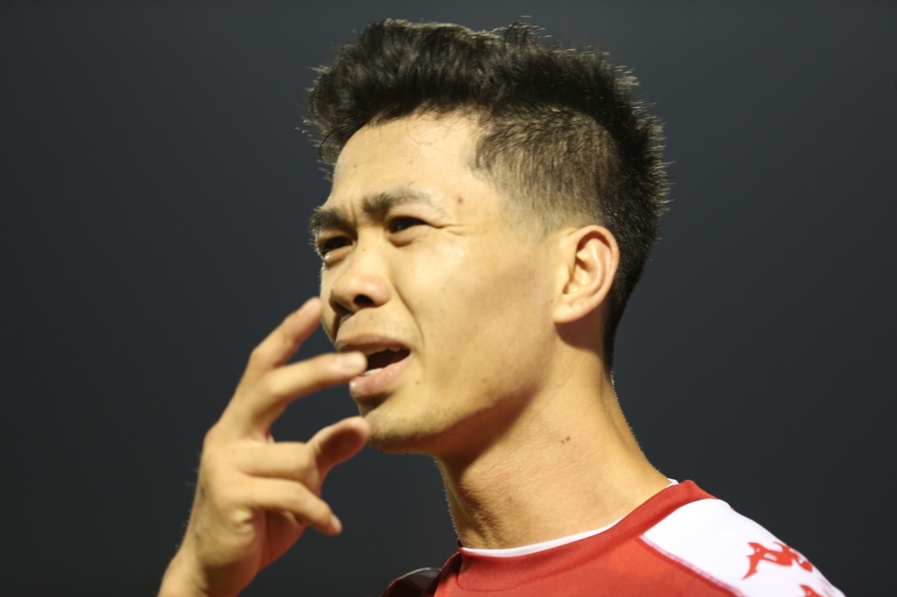 Cong Phuong be tac trong ngay CLB TP.HCM thua CLB Sai Gon hinh anh