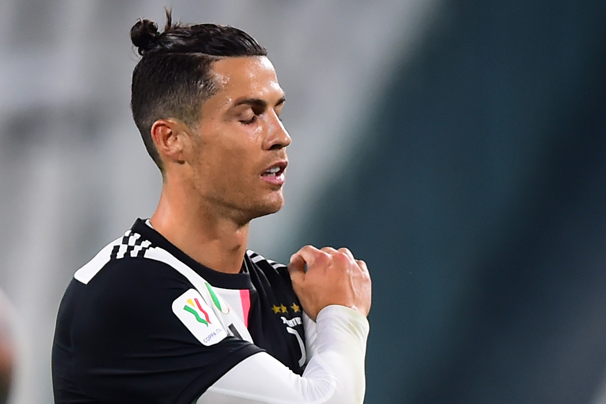 Ronaldo bat luc trong ngay Juventus vao chung ket Coppa hinh anh