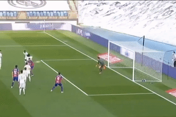 Courtois mắc sai lầm hài hước trong ngày trở lại