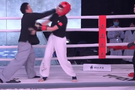 Chien thang xau xi cua bac thay Vinh Xuan truoc nu vo si hinh anh