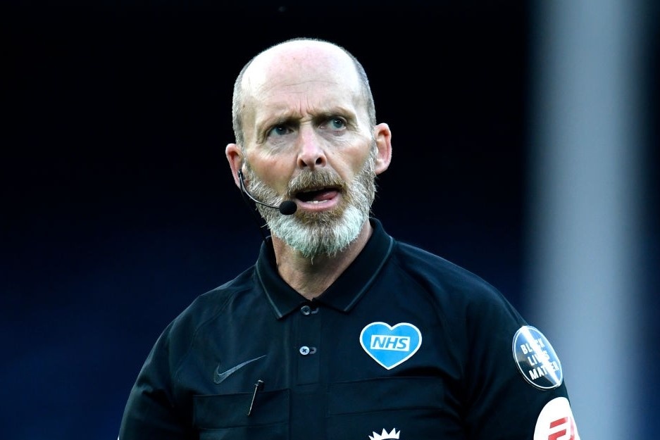 Trong tai Premier League gay chu y voi bo rau khac la hinh anh