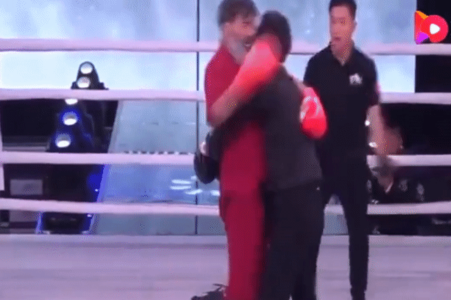 Tran dau gay cuoi cua hai vo su U60 tai Trung Quoc hinh anh