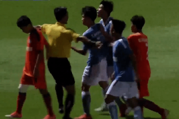 Cau thu U19 PVF va CAND xo xat sau pha vao bong nguy hiem hinh anh