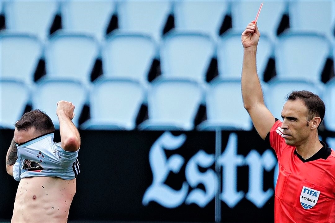 Trong tai mac sai lam hai huoc sau khi Aspas sut tung luoi Barca hinh anh