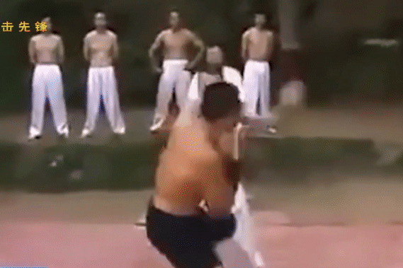 Vo su tung chieu duoi danh doi thu chay quanh san hinh anh