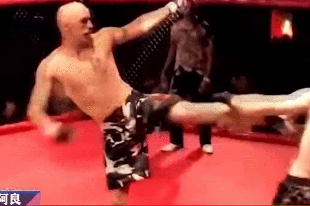 Vo si dam nhau knock-out cung luc hinh anh