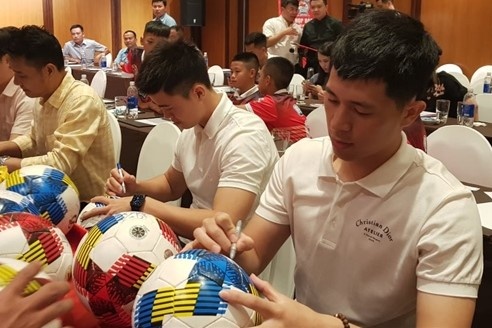 Duy Manh mong dan em dua bong da Viet Nam vuon ra the gioi hinh anh