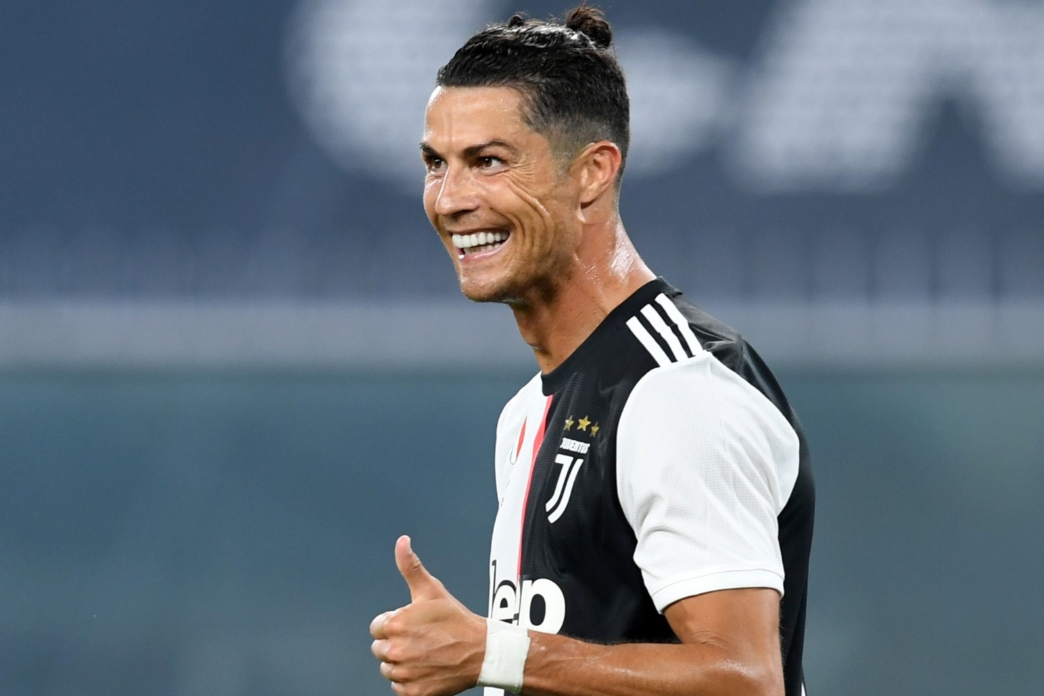 Ronaldo sut xa dang cap, Juventus giu vung ngoi dau hinh anh
