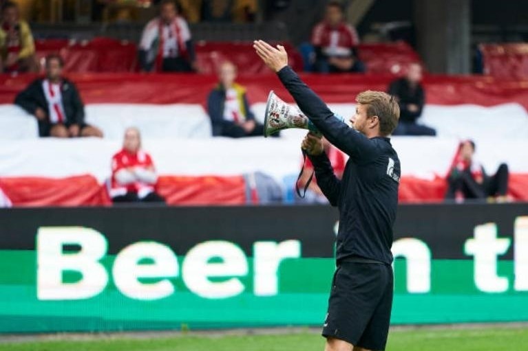 Tran chung ket co 14 phut bu gio vi khan gia khong chiu gian cach hinh anh