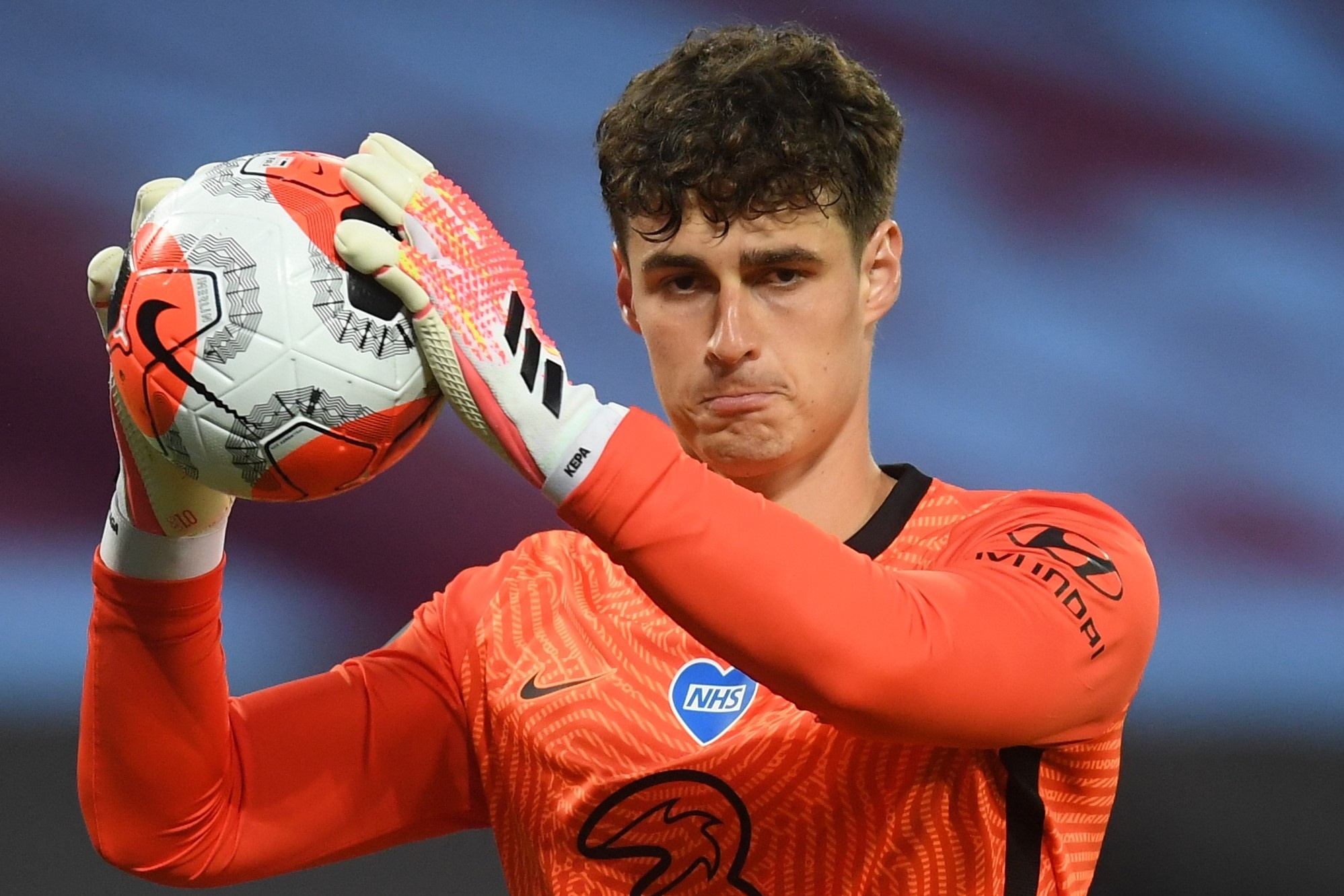 Chelsea lo co hoi vao top 3 trong tran VAR gay tranh cai hinh anh