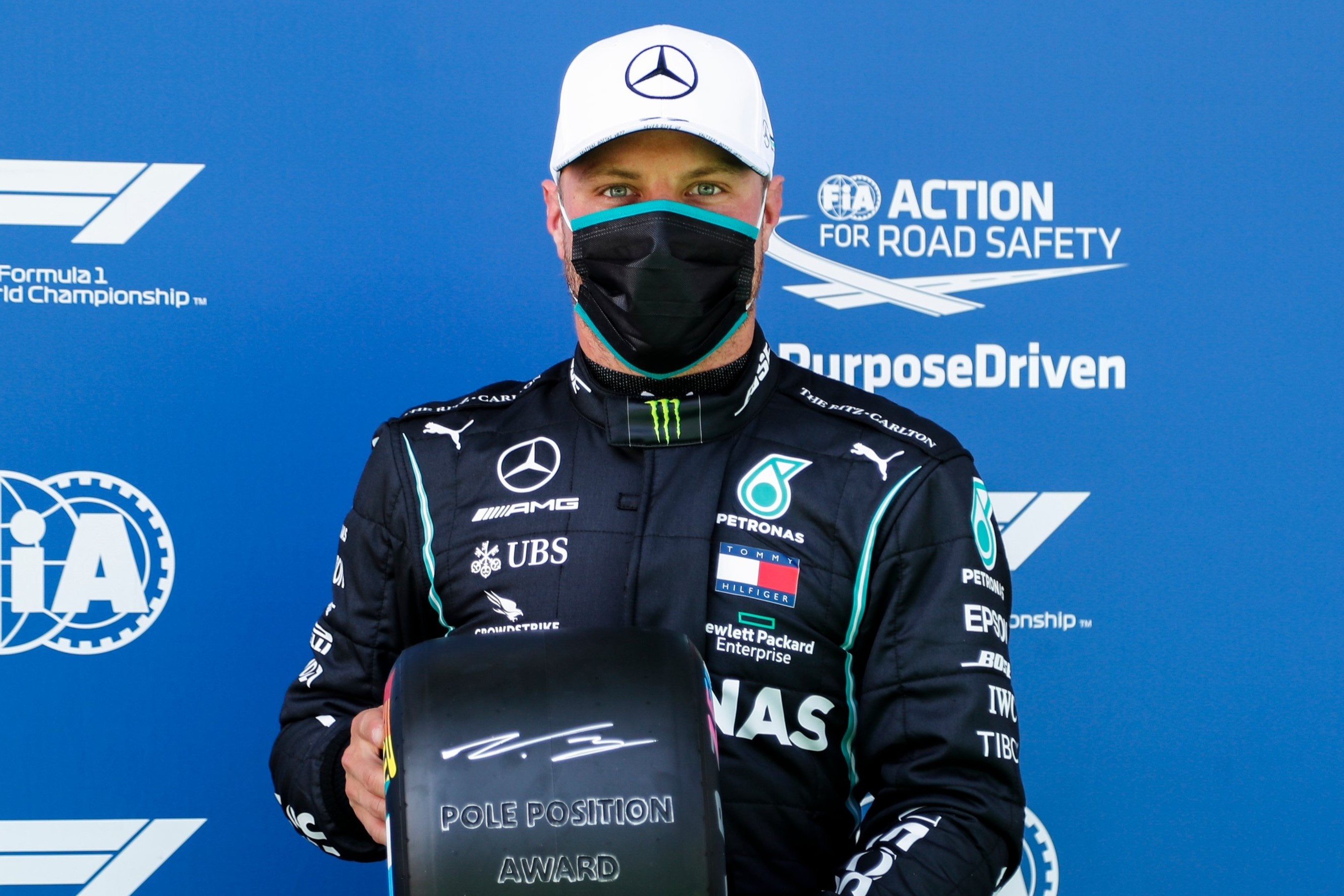 Bottas vuot Hamilton gianh pole chang dau tien mua giai hinh anh
