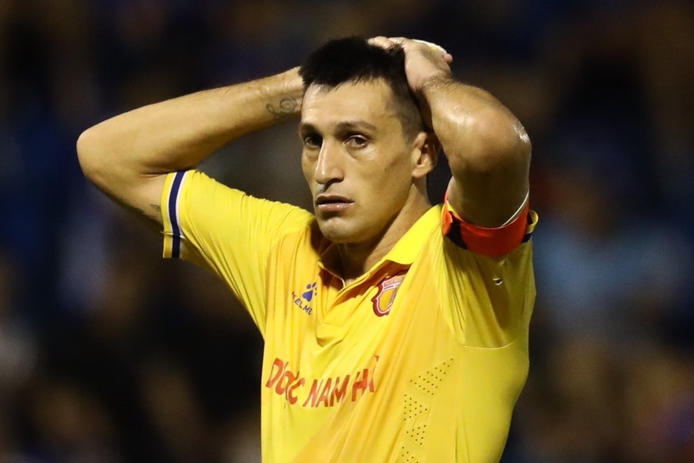 Nam Dinh dung bet bang vi ban thua phut 90+5 truoc Quang Ninh hinh anh