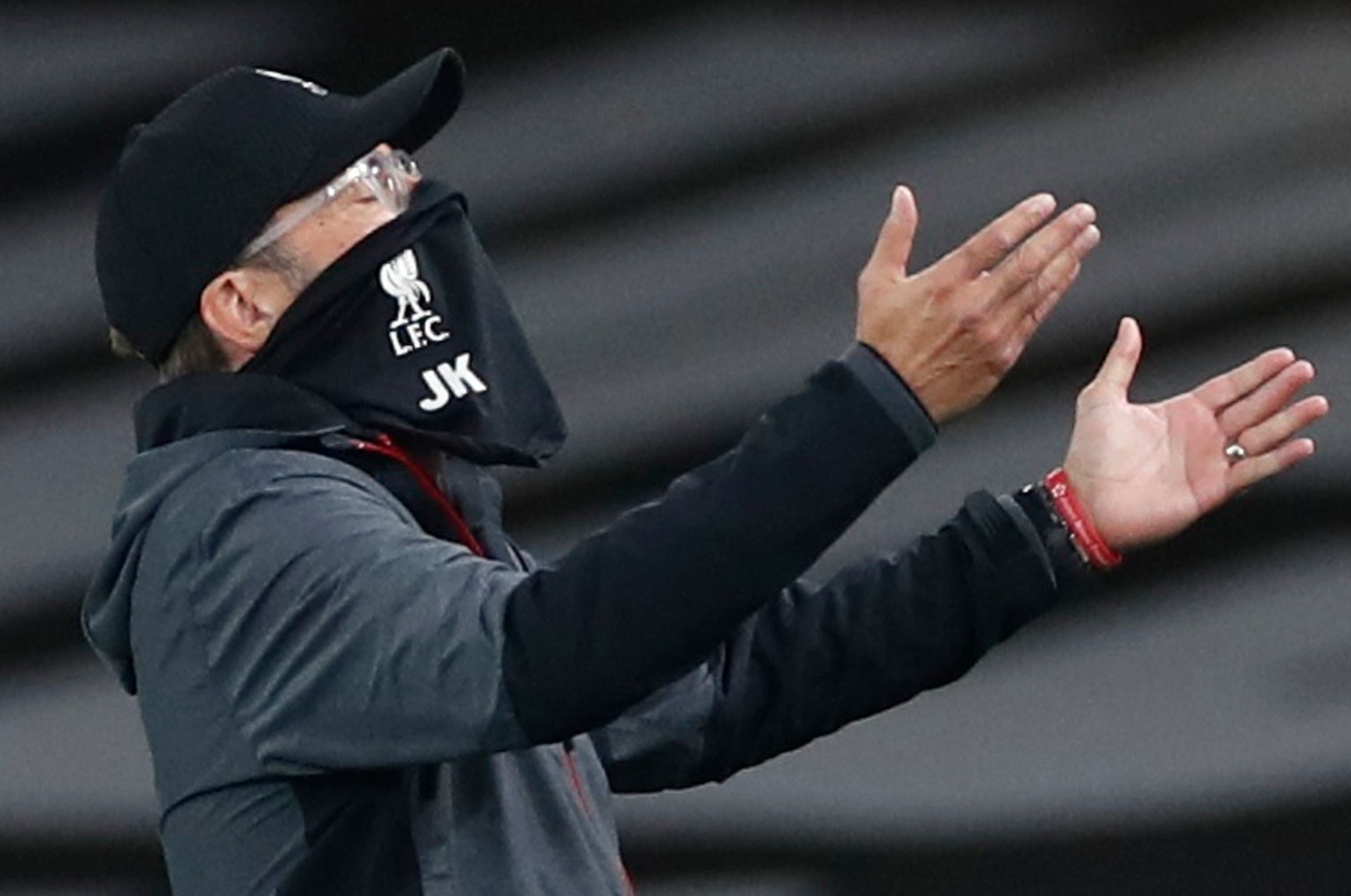 Liverpool het co hoi xo do ky luc 100 diem vi thua Arsenal 1-2 hinh anh