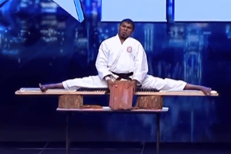 Vo si bat tinh khi bieu dien thiet dau cong hinh anh