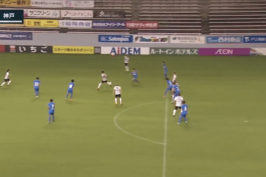 Iniesta lop bong tinh te cho dong doi ghi ban hinh anh