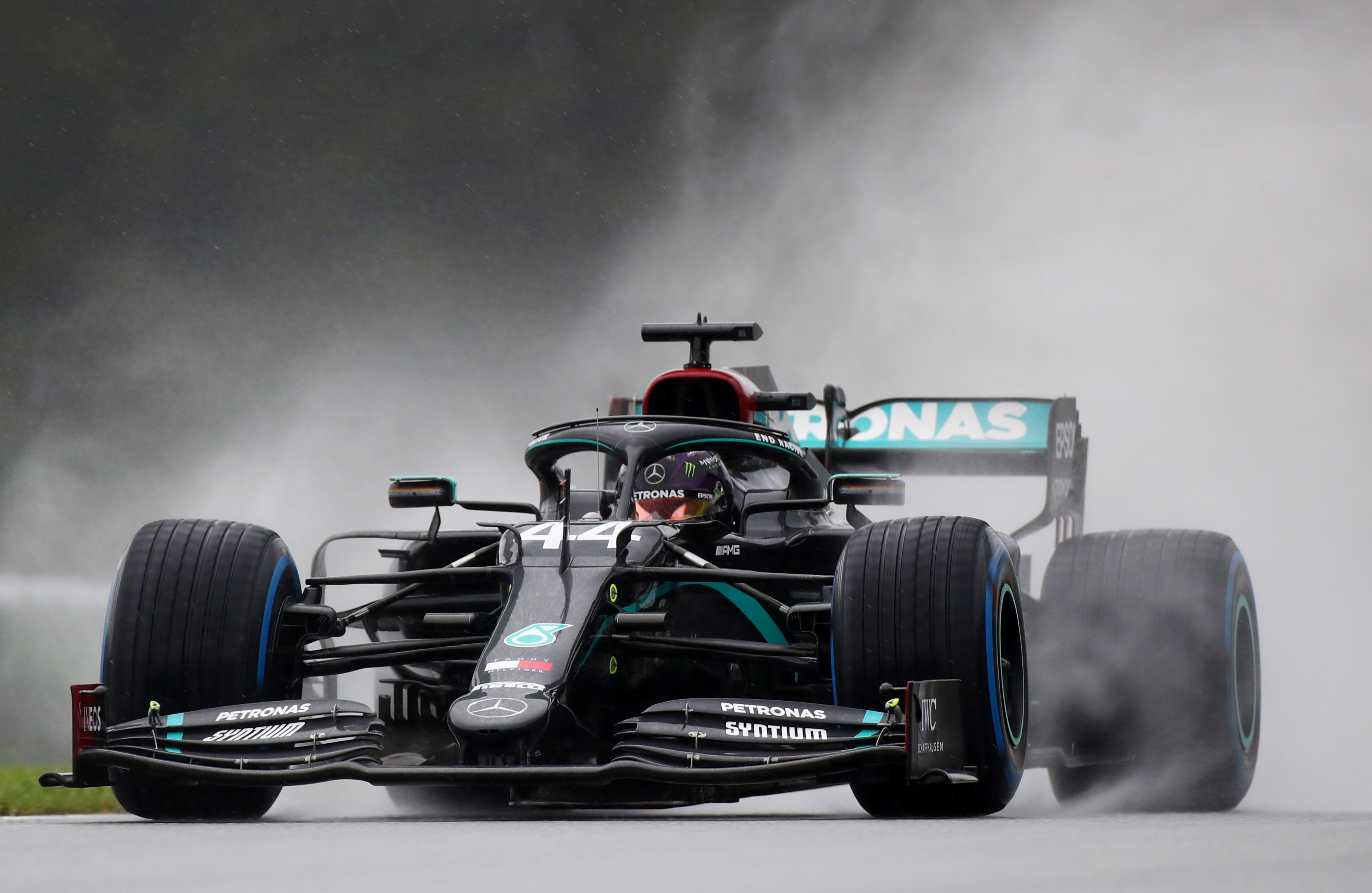 Hamilton gianh pole trong ngay troi mua lon tai Ao hinh anh