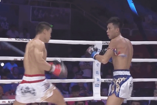 Mon de Vinh Xuan bi dam bat tinh, co giat tren san dau hinh anh