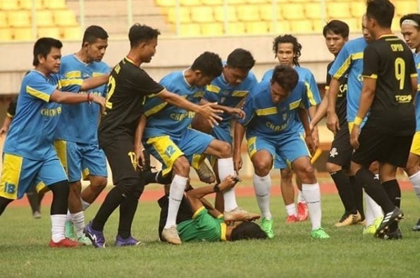 Cau thu Indonesia giam chan len mat trong tai hinh anh